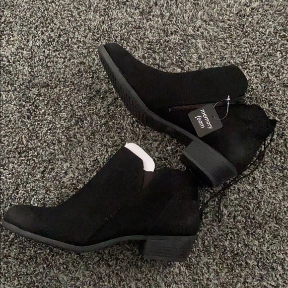 Black Heeled Ankle Booties with zipper - Picture 1 of 5